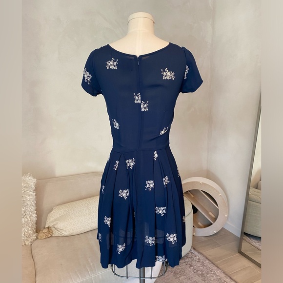 BLUE AND WHITE FLORAL PRINT REFORMATION MINI DRESS - Picture 5 of 9